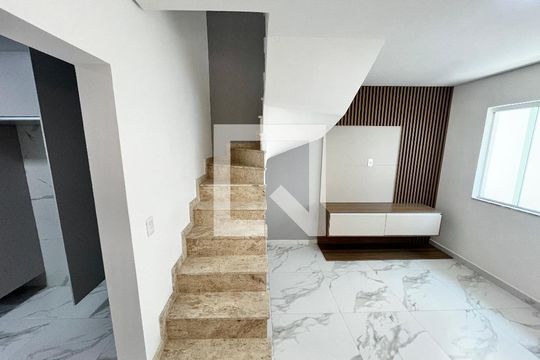 Escada de casa de condomínio para alugar com 3 quartos, 150m² em Jardim Santa Ines, São Paulo