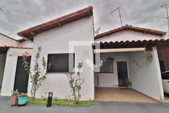 Fachada de casa de condomínio para alugar com 2 quartos, 60m² em Jardim Holanda, Uberlândia