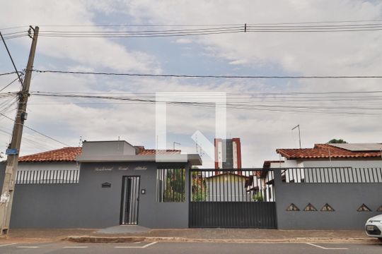 Fachada de casa de condomínio para alugar com 2 quartos, 60m² em Jardim Holanda, Uberlândia