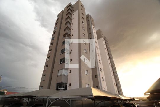 Fachada de apartamento para alugar com 2 quartos, 58m² em Laranjeiras, Uberlândia