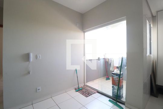 Cozinha de apartamento para alugar com 2 quartos, 58m² em Laranjeiras, Uberlândia