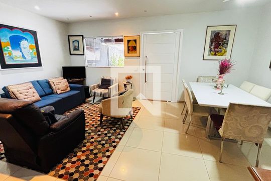 Sala de casa de condomínio para alugar com 5 quartos, 196m² em Vargem Pequena, Rio de Janeiro