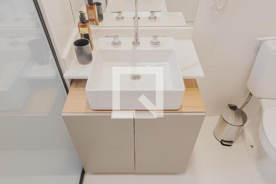Banheiro de kitnet/studio para alugar com 1 quarto, 25m² em Sumaré, São Paulo