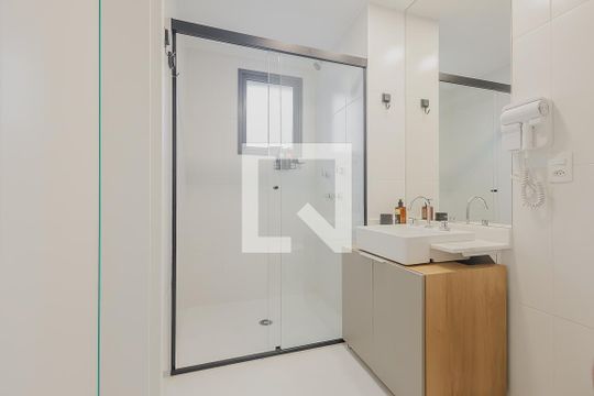 Banheiro de kitnet/studio para alugar com 1 quarto, 25m² em Sumaré, São Paulo