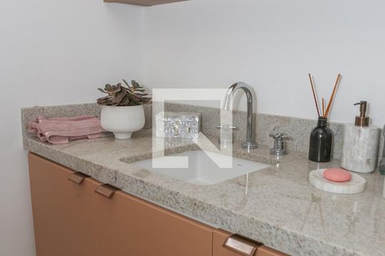 Banheiro da Suíte de apartamento à venda com 2 quartos, 66m² em Vila Ipojuca, São Paulo