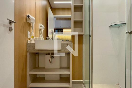 Banheiro de kitnet/studio à venda com 1 quarto, 28m² em Pinheiros, São Paulo