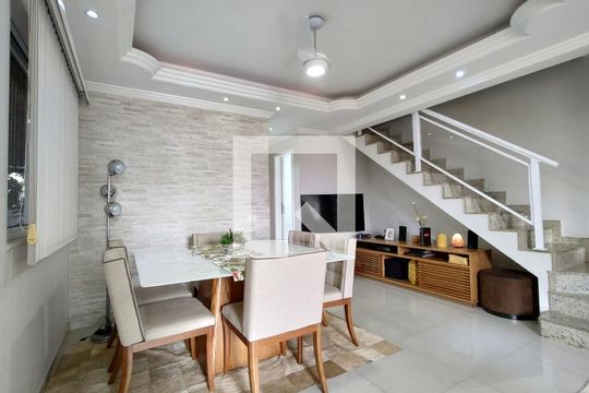 Sala de casa de condomínio à venda com 3 quartos, 200m² em Pechincha, Rio de Janeiro