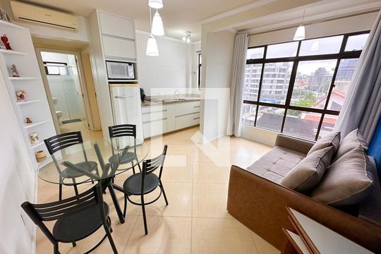 Sala de apartamento para alugar com 1 quarto, 70m² em Jurerê, Florianópolis
