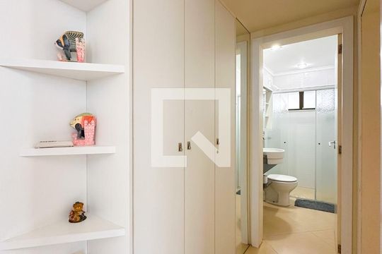 Corredor de apartamento para alugar com 1 quarto, 70m² em Jurerê, Florianópolis
