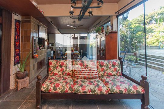 Churrasqueira de casa à venda com 4 quartos, 400m² em Santa Tereza, Porto Alegre