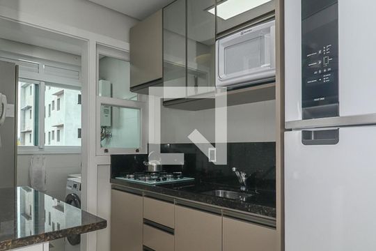 Cozinha de apartamento à venda com 1 quarto, 49m² em Passo da Areia, Porto Alegre