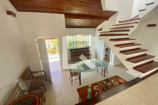 Casa à venda com 4 quartos, 208m² em Pendotiba, Niterói