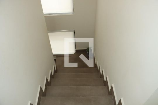 Escada de casa de condomínio para alugar com 2 quartos, 177m² em Jardim Semiramis, Cotia
