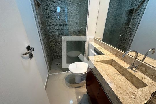 Banheiro de apartamento para alugar com 1 quarto, 26m² em Bethaville I, Barueri