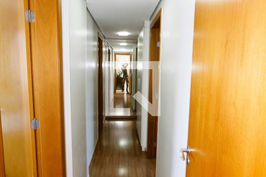 Corredor de apartamento à venda com 4 quartos, 140m² em Buritis, Belo Horizonte