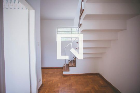 Escada de casa para alugar com 3 quartos, 233m² em Mirandópolis, São Paulo