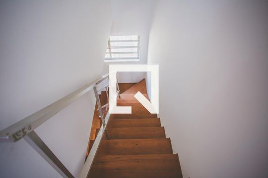 Escada de casa para alugar com 3 quartos, 233m² em Mirandópolis, São Paulo