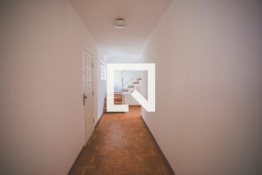Corredor de casa para alugar com 3 quartos, 233m² em Mirandópolis, São Paulo