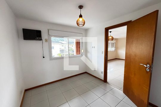 Suíte 1 de casa de condomínio para alugar com 2 quartos, 57m² em Vargem Pequena, Rio de Janeiro