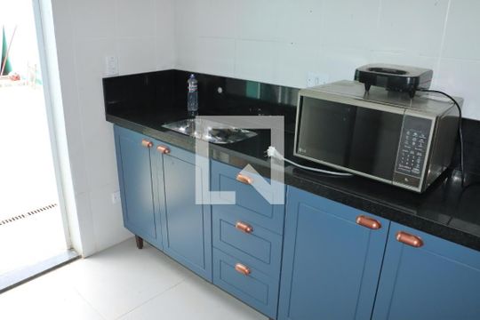 Cozinha de casa de condomínio para alugar com 2 quartos, 148m² em Chácara Ondas Verdes, Cotia