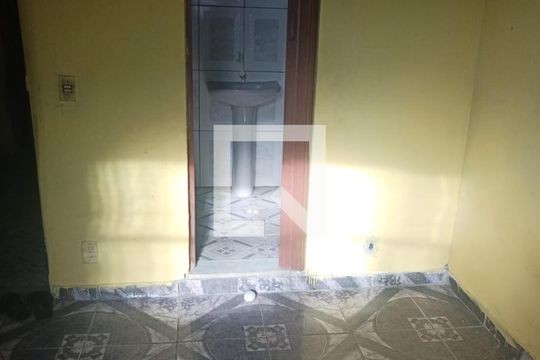 Quarto de casa para alugar com 1 quarto, 80m² em Anchieta, Nilópolis