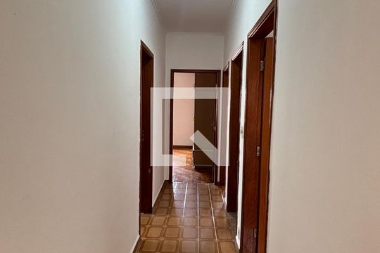 Corredor de casa para alugar com 3 quartos, 375m² em Vila Metalúrgica, Santo André
