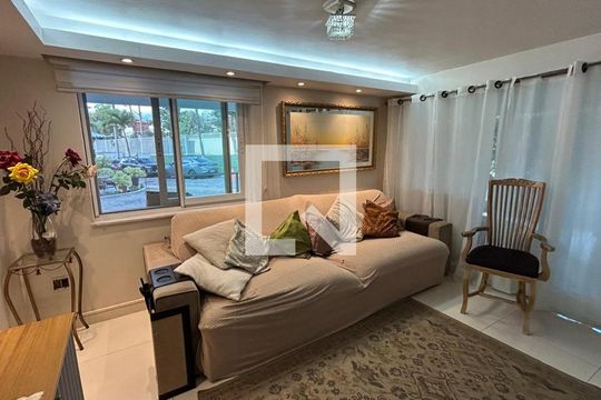 Sala de casa de condomínio para alugar com 6 quartos, 211m² em Barra da Tijuca, Rio de Janeiro