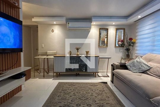 Sala de casa de condomínio para alugar com 6 quartos, 211m² em Barra da Tijuca, Rio de Janeiro