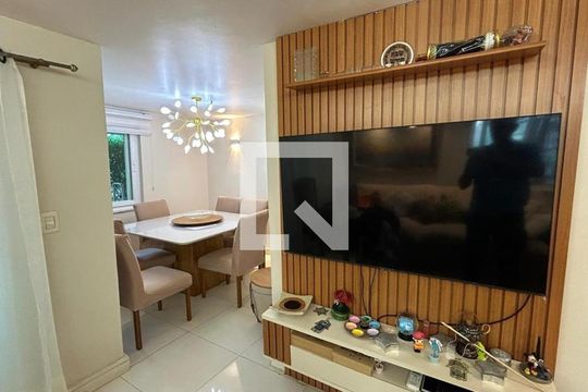Sala de casa de condomínio para alugar com 6 quartos, 211m² em Barra da Tijuca, Rio de Janeiro