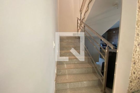 Escada de casa para alugar com 5 quartos, 2500m² em Nossa Senhora de Lourdes, Lagoa Santa