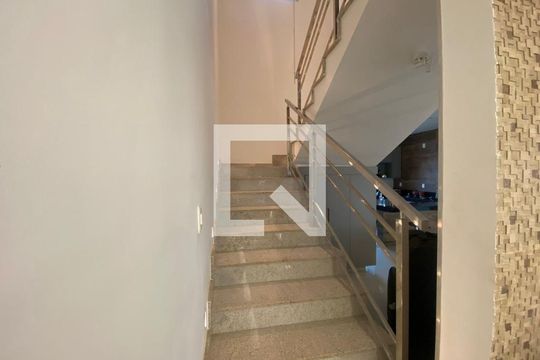 Escada de casa para alugar com 5 quartos, 2500m² em Nossa Senhora de Lourdes, Lagoa Santa
