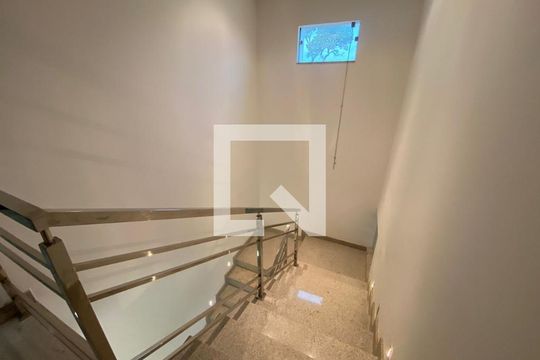 Escada de casa para alugar com 5 quartos, 2500m² em Nossa Senhora de Lourdes, Lagoa Santa