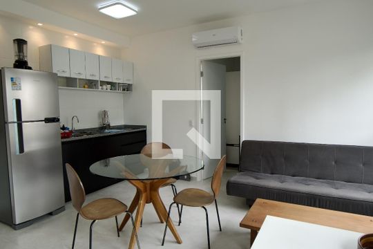 Sala de apartamento para alugar com 1 quarto, 45m² em Pinheiros, São Paulo