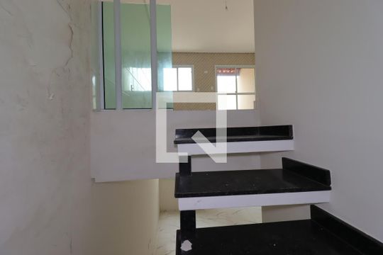 Escada de apartamento para alugar com 2 quartos, 78m² em Jardim Guarará, Santo André