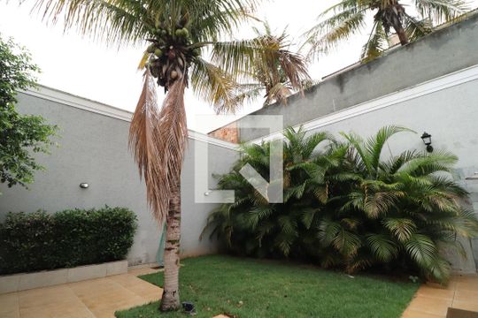 Jardim de casa para alugar com 4 quartos, 322m² em Morada da Colina, Uberlândia