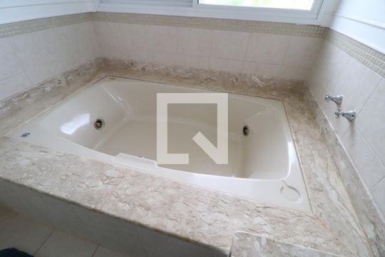Banheiro Suíte 1 de casa para alugar com 4 quartos, 322m² em Morada da Colina, Uberlândia