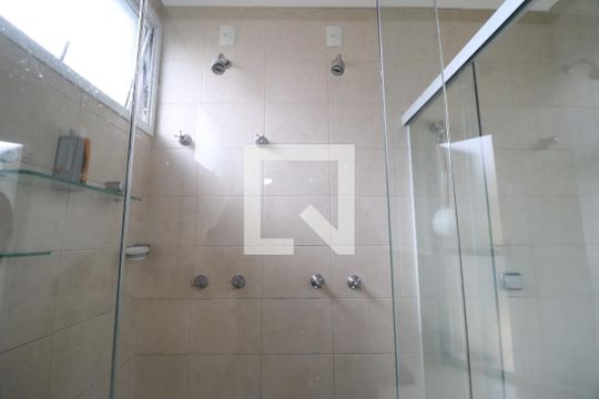 Banheiro Suíte 1 de casa para alugar com 4 quartos, 322m² em Morada da Colina, Uberlândia