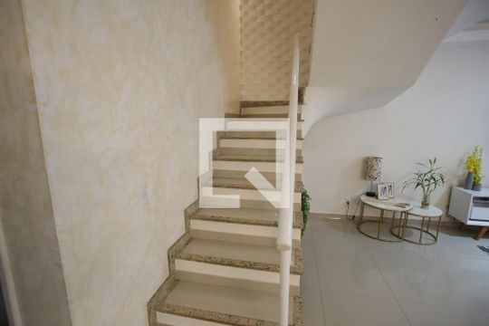 Escada de casa para alugar com 3 quartos, 117m² em Jacarepaguá, Rio de Janeiro