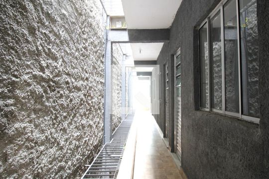 Corredor de kitnet/studio para alugar com 1 quarto, 20m² em Cidade Intercap, Taboão da Serra