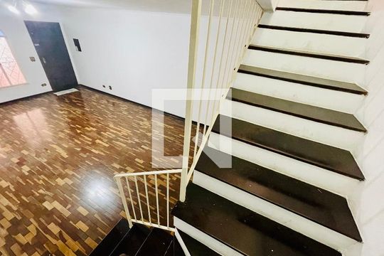 Sala Escada acesso quartos de casa à venda com 4 quartos, 150m² em Jardim Aida, Guarulhos