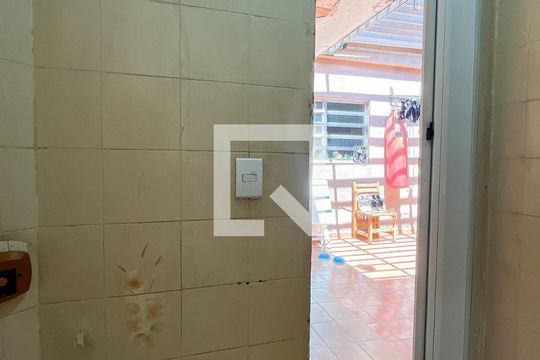 Banheiro externo de casa à venda com 3 quartos, 161m² em Vila Portuguesa, São Paulo