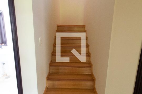 Escada de casa de condomínio à venda com 4 quartos, 230m² em Conjunto Habitacional Vila Santana (Sousas), Campinas