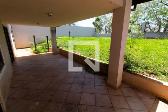 ÁREA EXTERNA FUNDOS de casa de condomínio à venda com 4 quartos, 230m² em Conjunto Habitacional Vila Santana (Sousas), Campinas