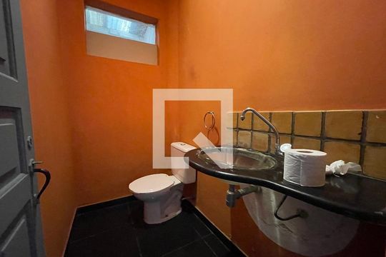 Lavabo de casa para alugar com 2 quartos, 65m² em Caxingui, São Paulo