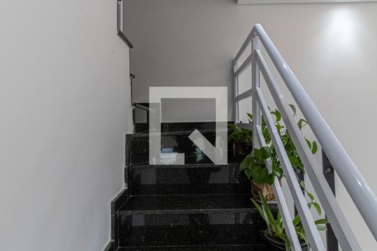 Escada de casa à venda com 2 quartos, 80m² em Jardim Fernandes, São Paulo