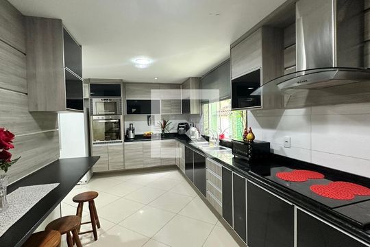 Cozinha de casa de condomínio à venda com 4 quartos, 450m² em Vargem Grande, Rio de Janeiro