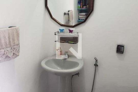 Casa à venda com 4 quartos, 200m² em Matapaca, Niterói