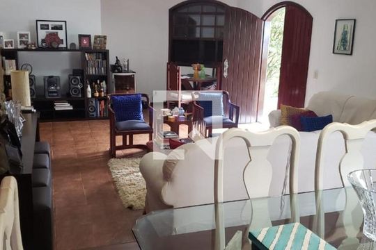 Casa à venda com 4 quartos, 200m² em Matapaca, Niterói