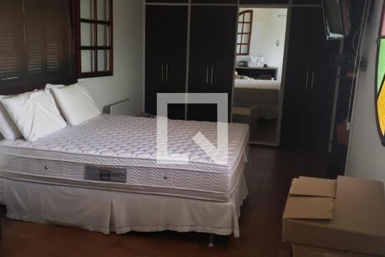 Casa à venda com 4 quartos, 200m² em Matapaca, Niterói