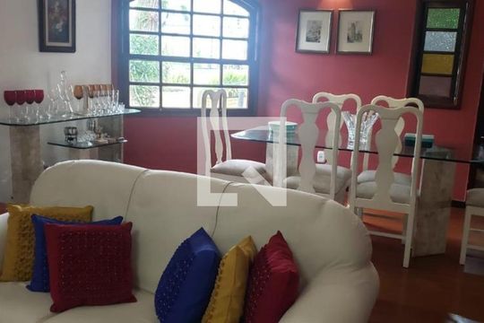 Casa à venda com 4 quartos, 200m² em Matapaca, Niterói